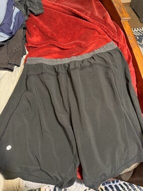 lululemon athletica Men's black Pacebreaker Shorts with grey waistband